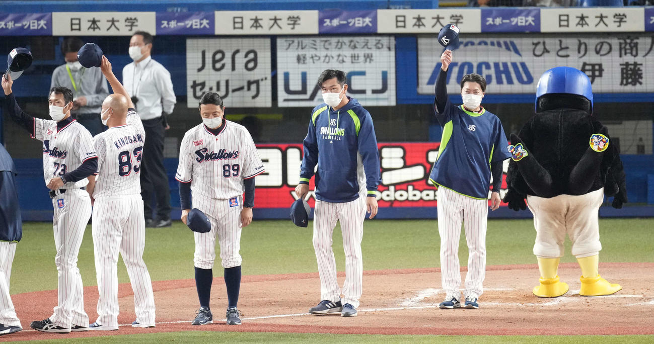 ヤクルト対中日　中日に快勝し、ファンの声援に応えるヤクルト高津監督（右）（撮影・鈴木みどり）