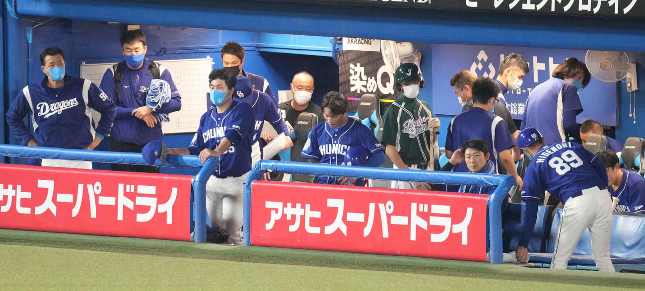 ヤクルト対中日　ヤクルトに大敗し、肩を落とす中日ベンチ。左は与田監督（撮影・鈴木みどり）