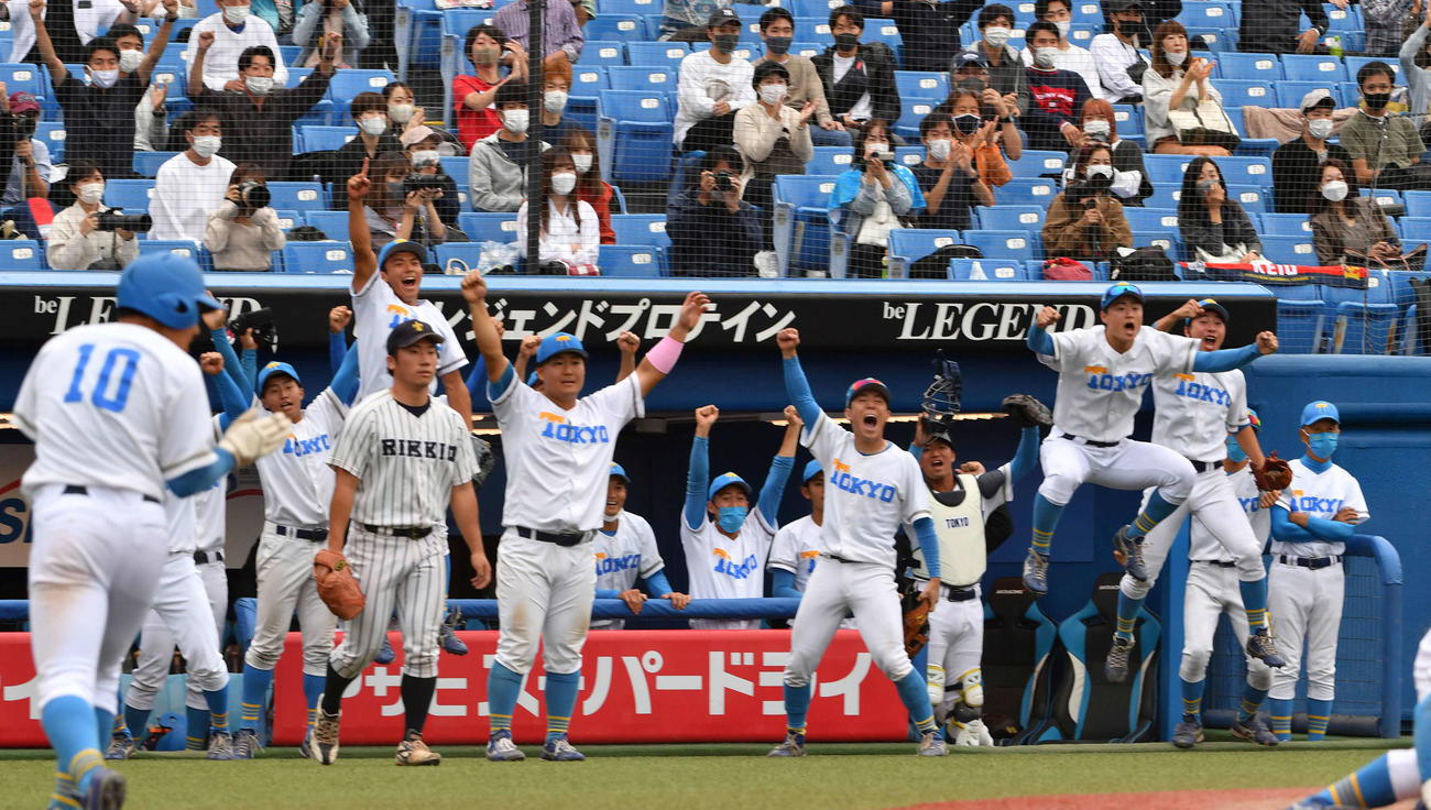 東大対立大　9回表東大2死一、二塁、松岡泰の2点適時二塁打に喜ぶ東大ナイン（撮影・柴田隆二）