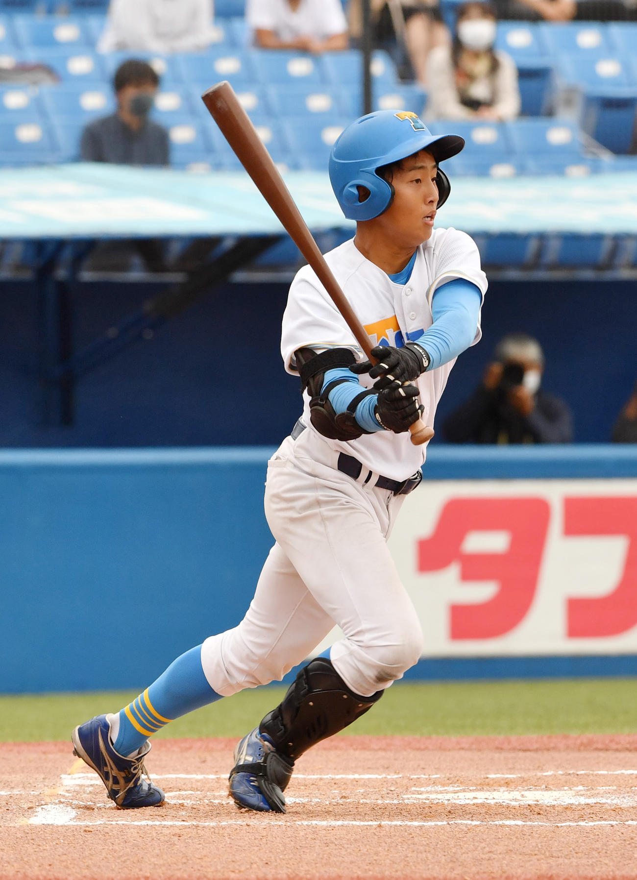 東大対立大　6回表東大1死二塁、別府は右翼線に適時二塁打を放つ（撮影・柴田隆二）