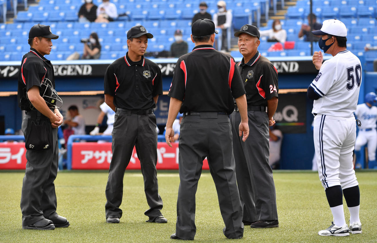 中大対青学大　7回、、森下の右翼ポール際の本塁打は、審判団の協議で本塁打からファウルに変更され抗議する中大の清水監督（右端）（撮影・柴田隆二）