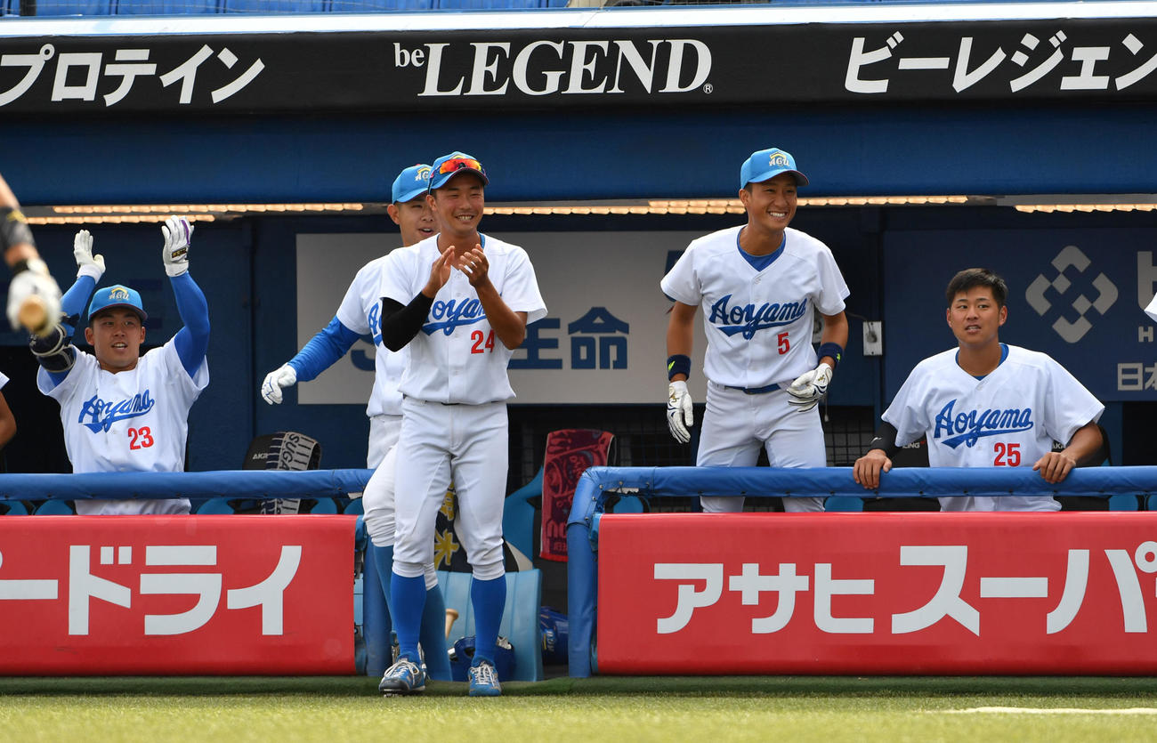 中大対青学大　7回表中大2死一、二塁、森下の右翼ポール際の本塁打は、審判団の協議で本塁打からファウルに変更され喜ぶ青学大ナイン（撮影・柴田隆二）