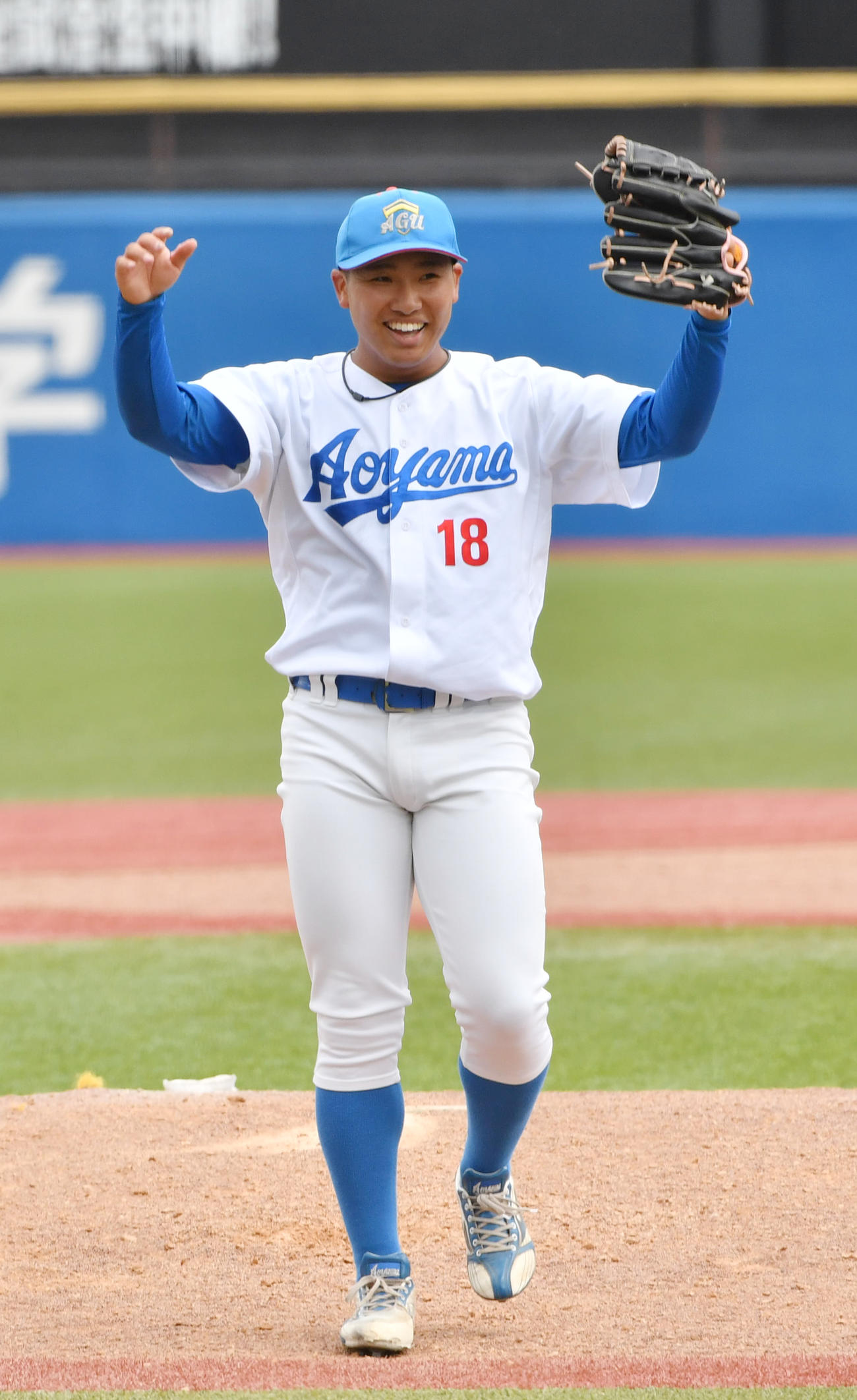 中大対青学大　1安打完封勝利にガッツポーズする青学大・森圭（撮影・柴田隆二）