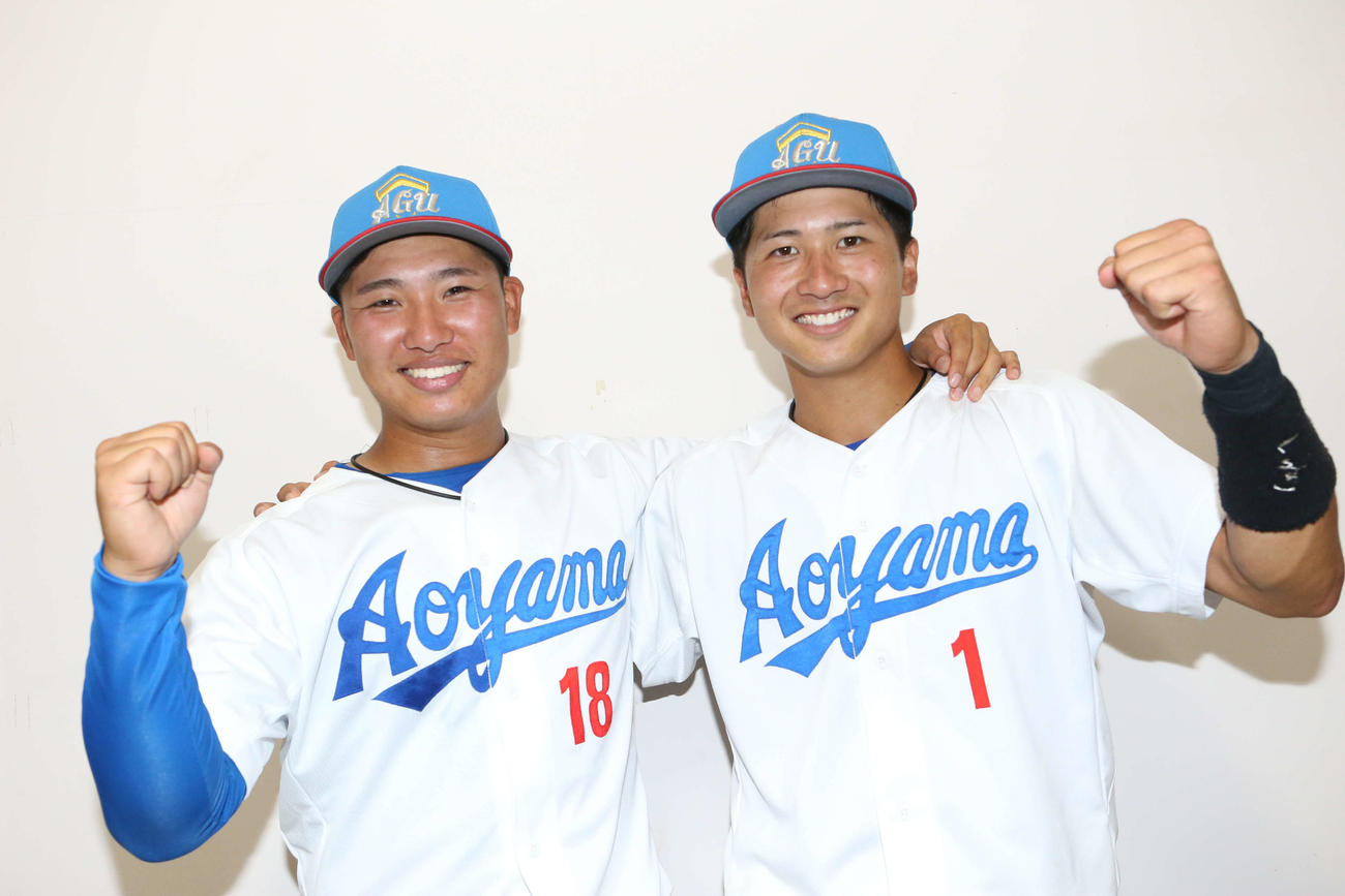 中大対青学大　試合後、笑顔でガッツポーズをする森圭名（左）と泉口友汰（撮影・阿部泰斉）