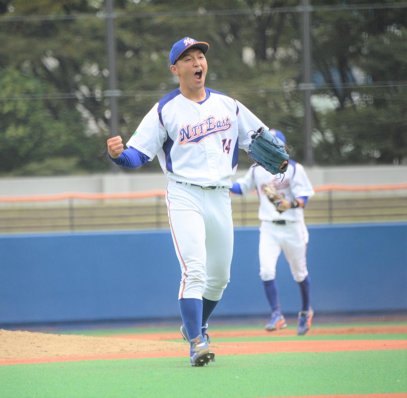 NTT東日本対明治安田生命　9回裏明治安田生命2死満塁、泉沢を遊ゴロに仕留めて勝利を決めガッツポーズでほえるNTT東日本・多田（撮影・鈴木正章）