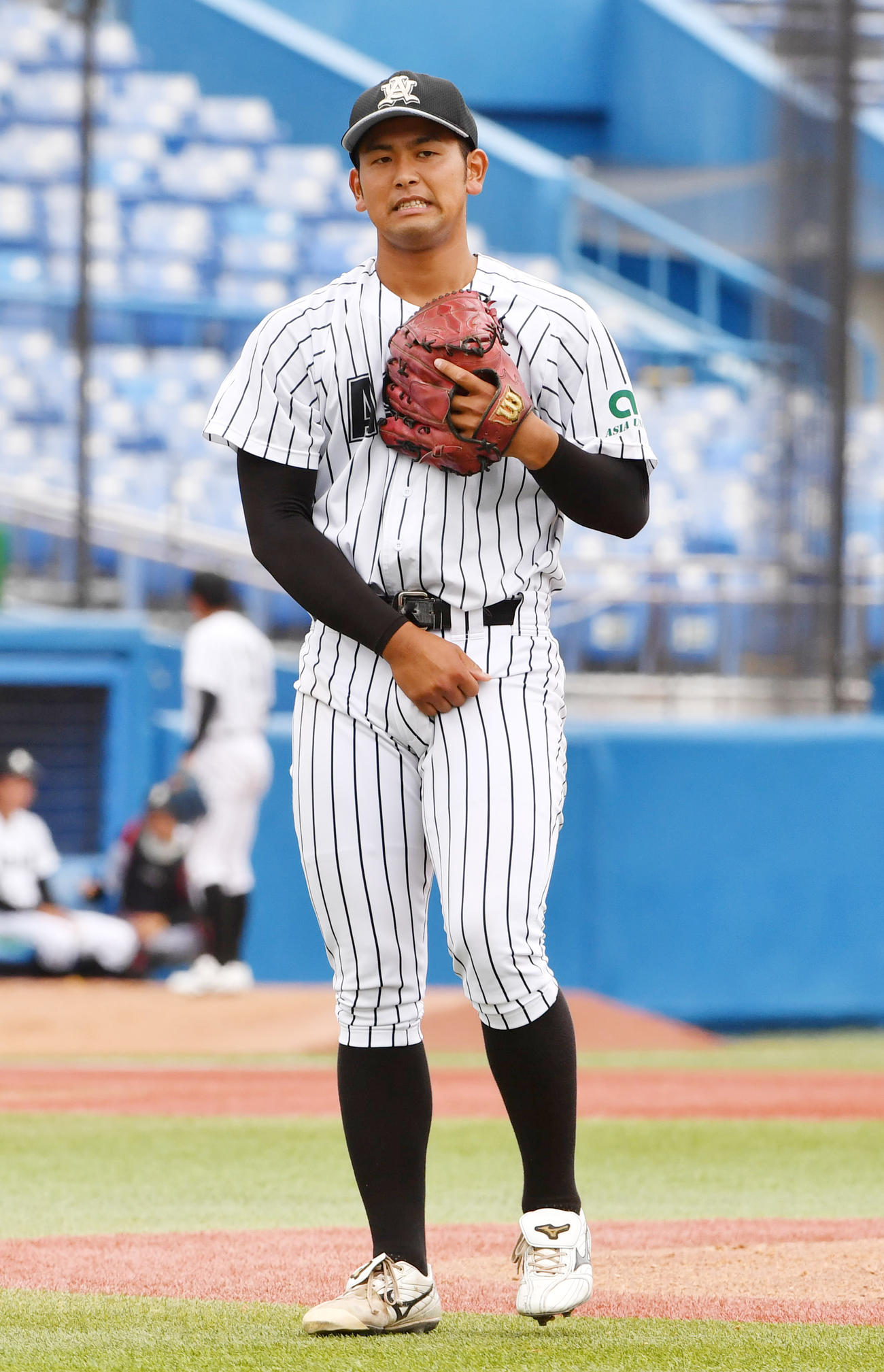 亜大対日大　4回裏日大1死、菅原に右越えに本塁打を浴びた亜大・岡留（撮影・柴田隆二）