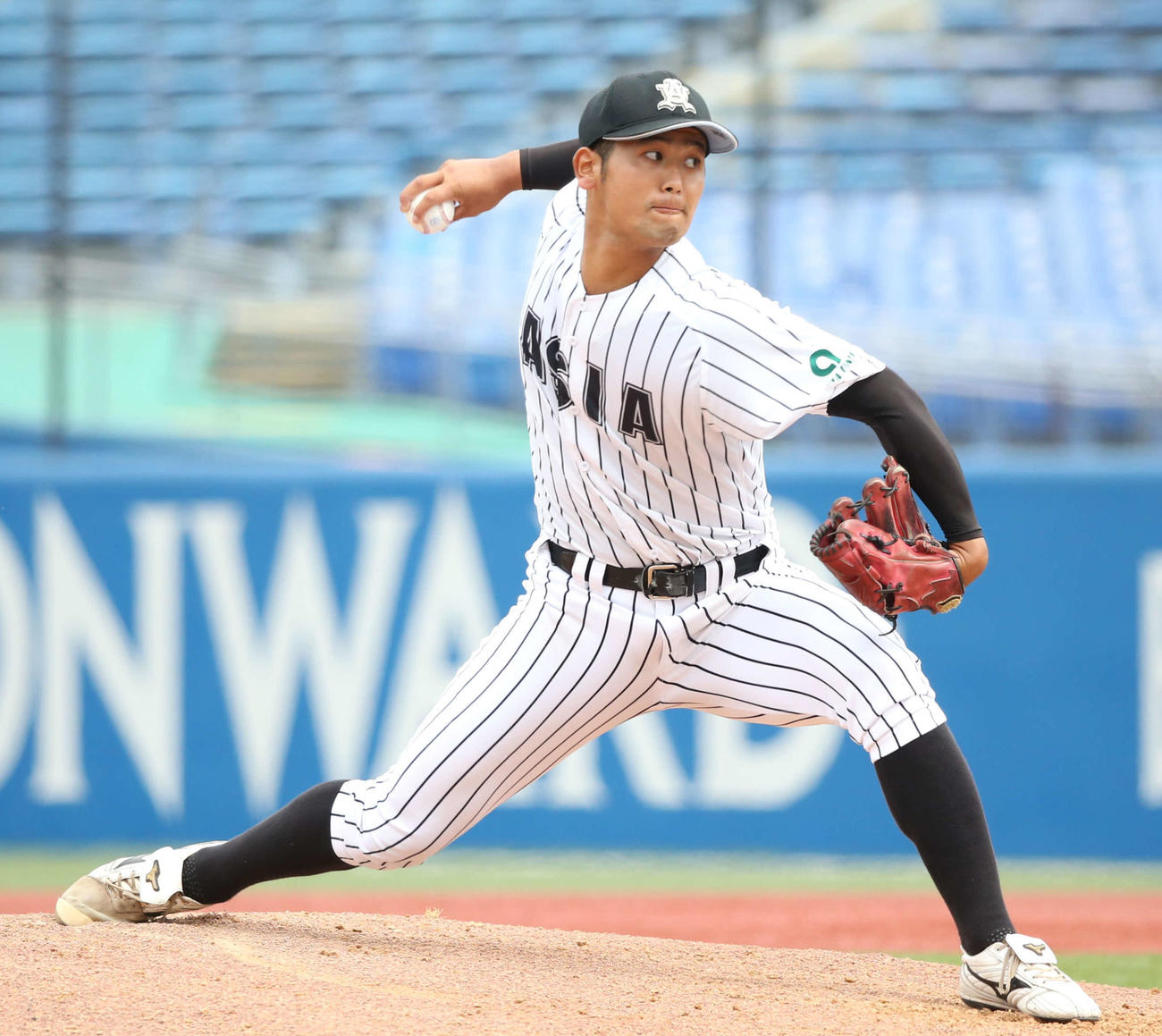 亜大対日大　力投する亜大・岡留（撮影・阿部泰斉）