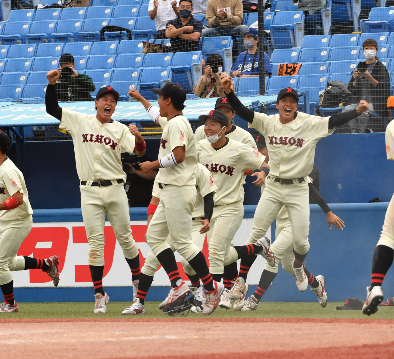 亜大対日大　9回裏日大1死満塁、津原のサヨナラ犠飛にナインと喜び合う（撮影・柴田隆二）