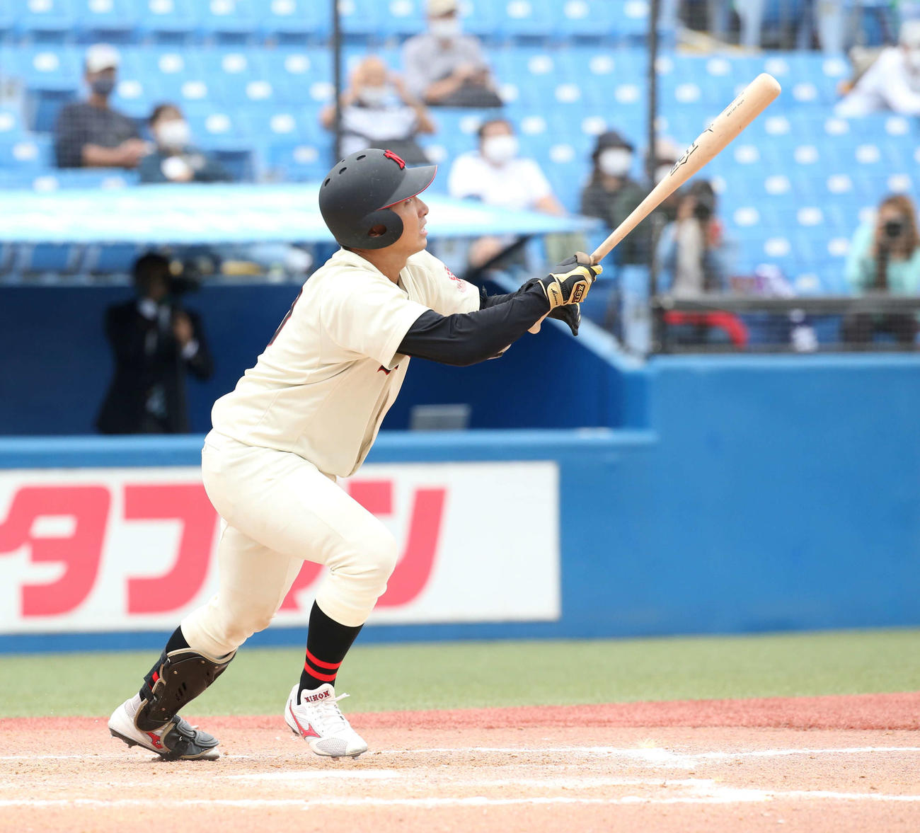 9回裏日大1死満塁、サヨナラ犠飛を放つ津原瑠斗（撮影・阿部泰斉）