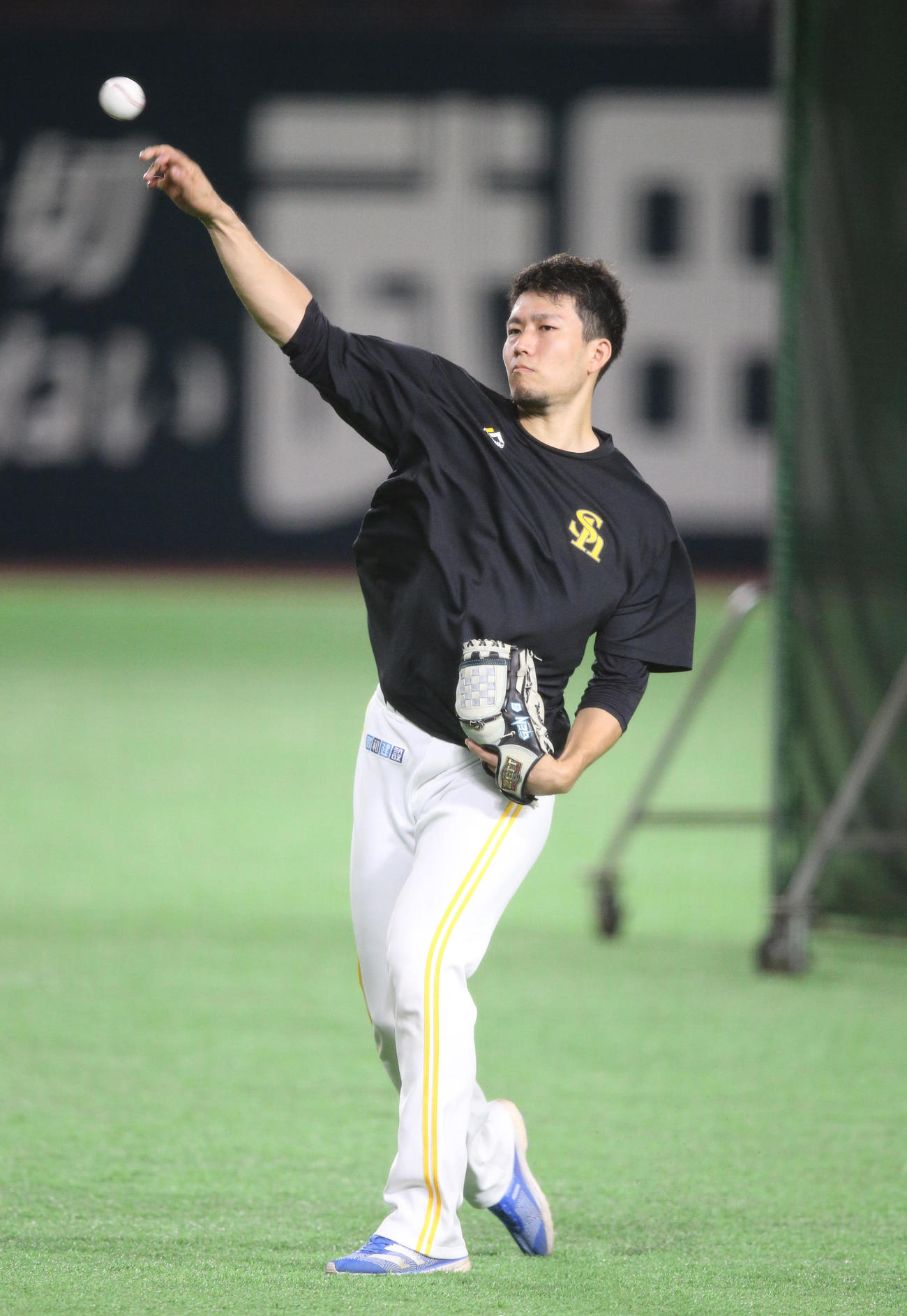 キャッチボールで調整する千賀（撮影・梅根麻紀）