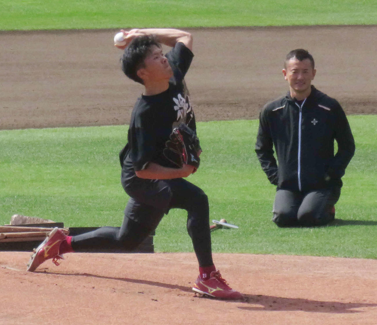 楽天生命パークのマウンドで投球練習を行う楽天早川（手前）。奥は石井貴投手コーチ（撮影・桑原幹久）