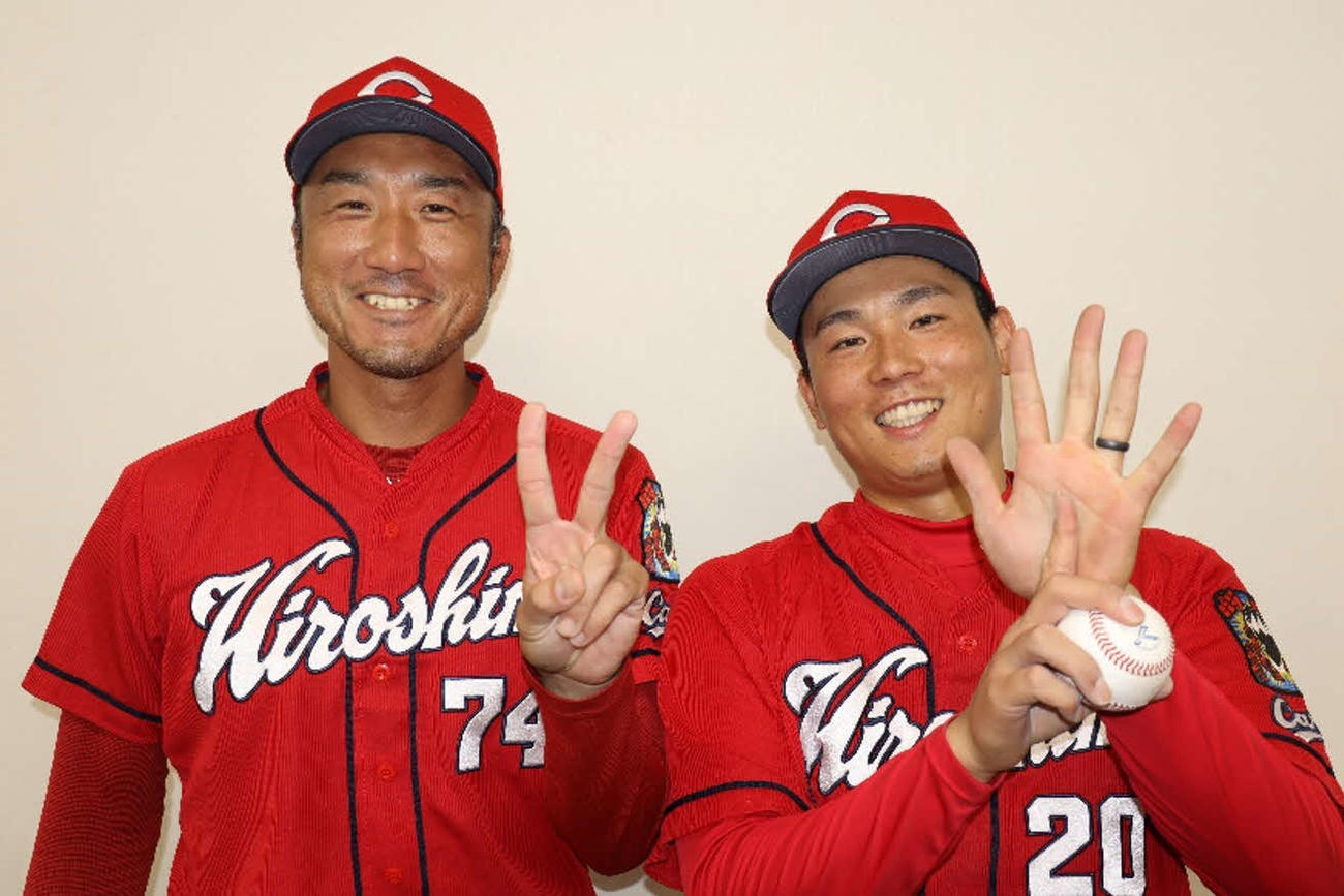 26日のDeNA戦で26セーブ目を挙げた栗林良吏（右）は永川勝浩コーチと笑顔で「26」ポーズを作る（球団提供）