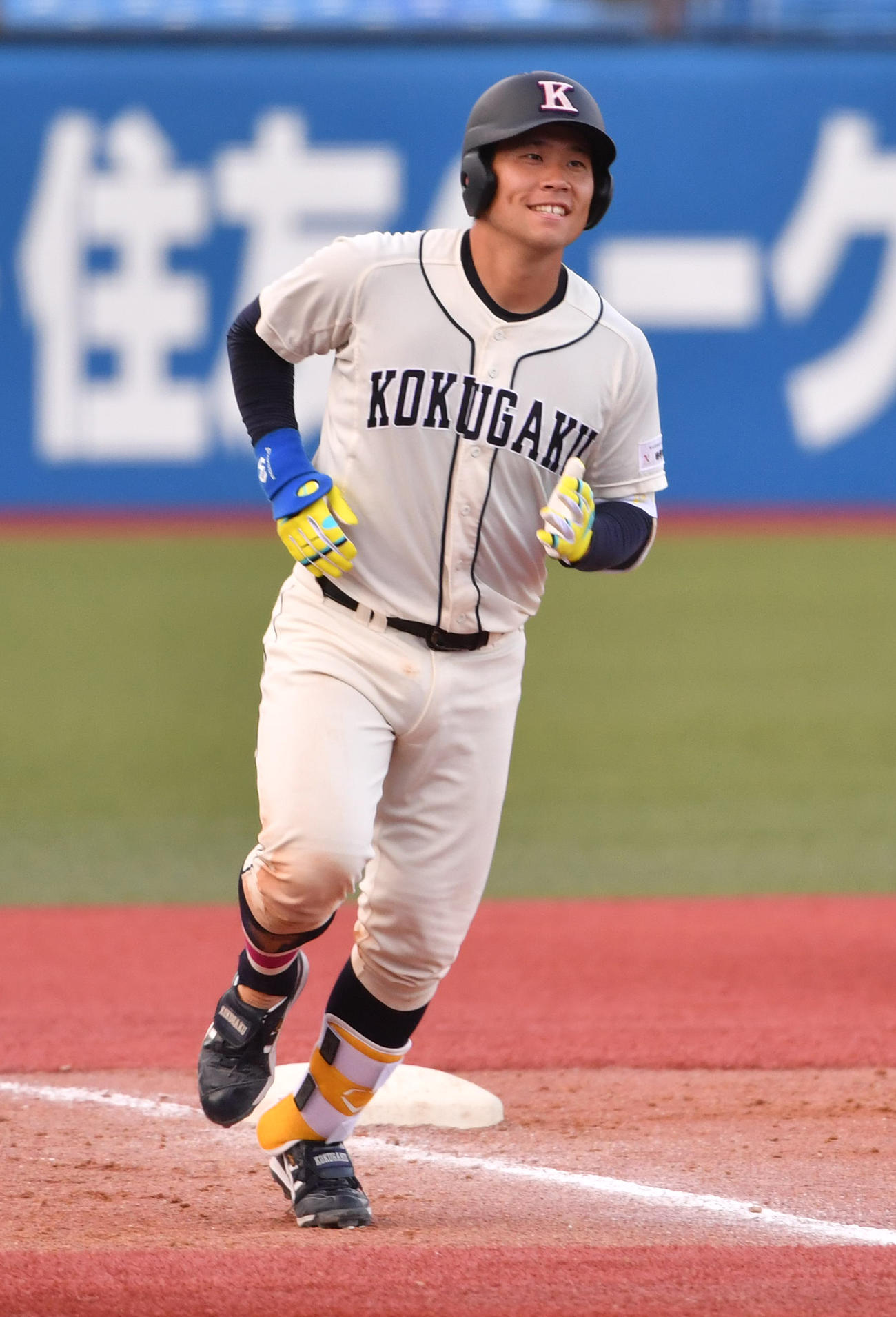国学院大対駒大　9回表国学院大1死一塁、福永奨は左中間に本塁打を放ち三塁を回る（撮影・柴田隆二）