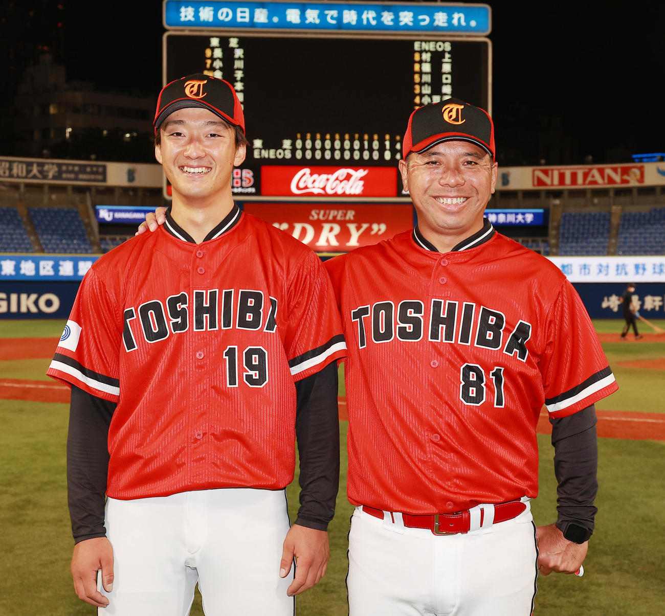 東芝対ENEOS　完封勝利を挙げ、平馬監督（右）にねぎらわれ笑顔の東芝・吉村（撮影・野上伸悟）