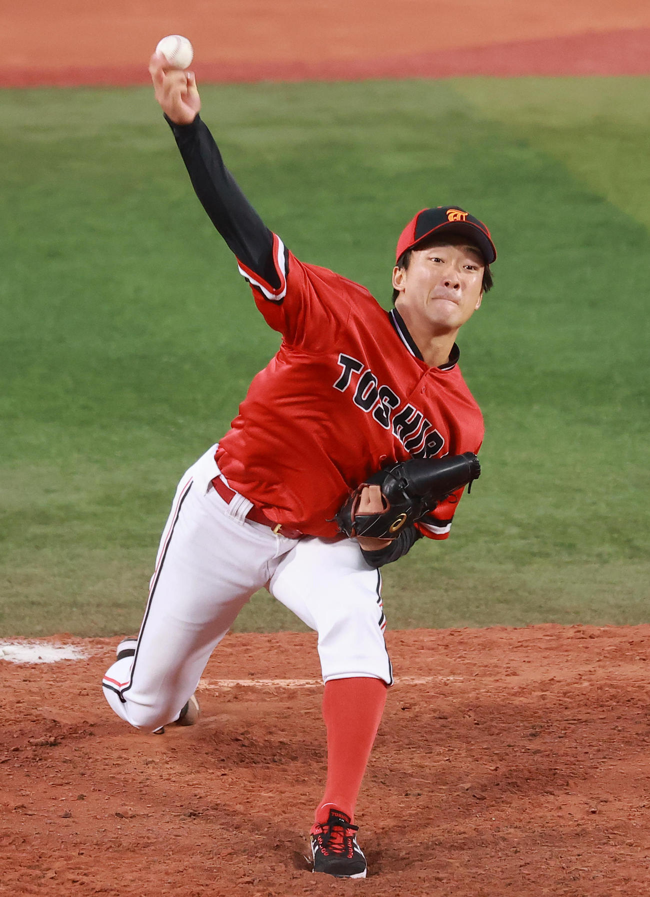 東芝対ENEOS　力投する東芝・吉村（撮影・野上伸悟）