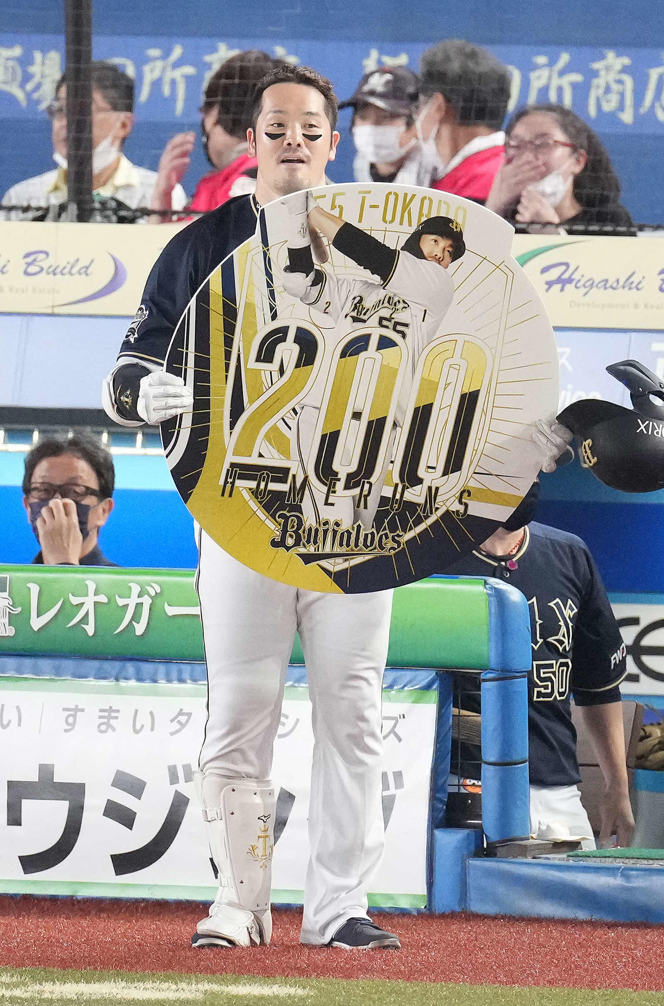 ロッテ対オリックス　4回表オリックス2死一、三塁、右越えにプロ通算200号本塁打となる3点本塁打を放ったT－岡田はボードを手にする（撮影・鈴木みどり）