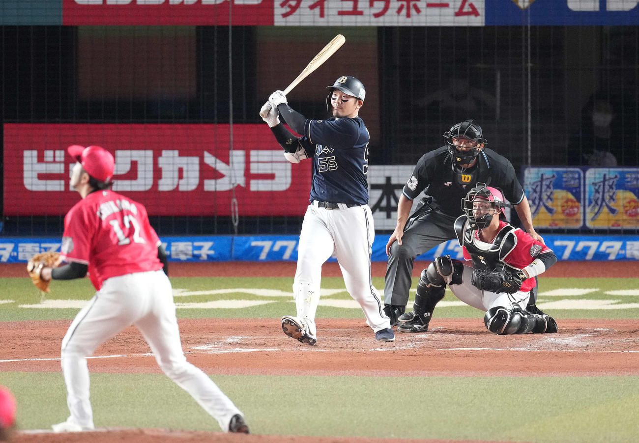 ロッテ対オリックス　4回表オリックス2死一、三塁、右越えにプロ通算200号本塁打となる3点本塁打を放つT－岡田。投手石川（撮影・鈴木みどり）