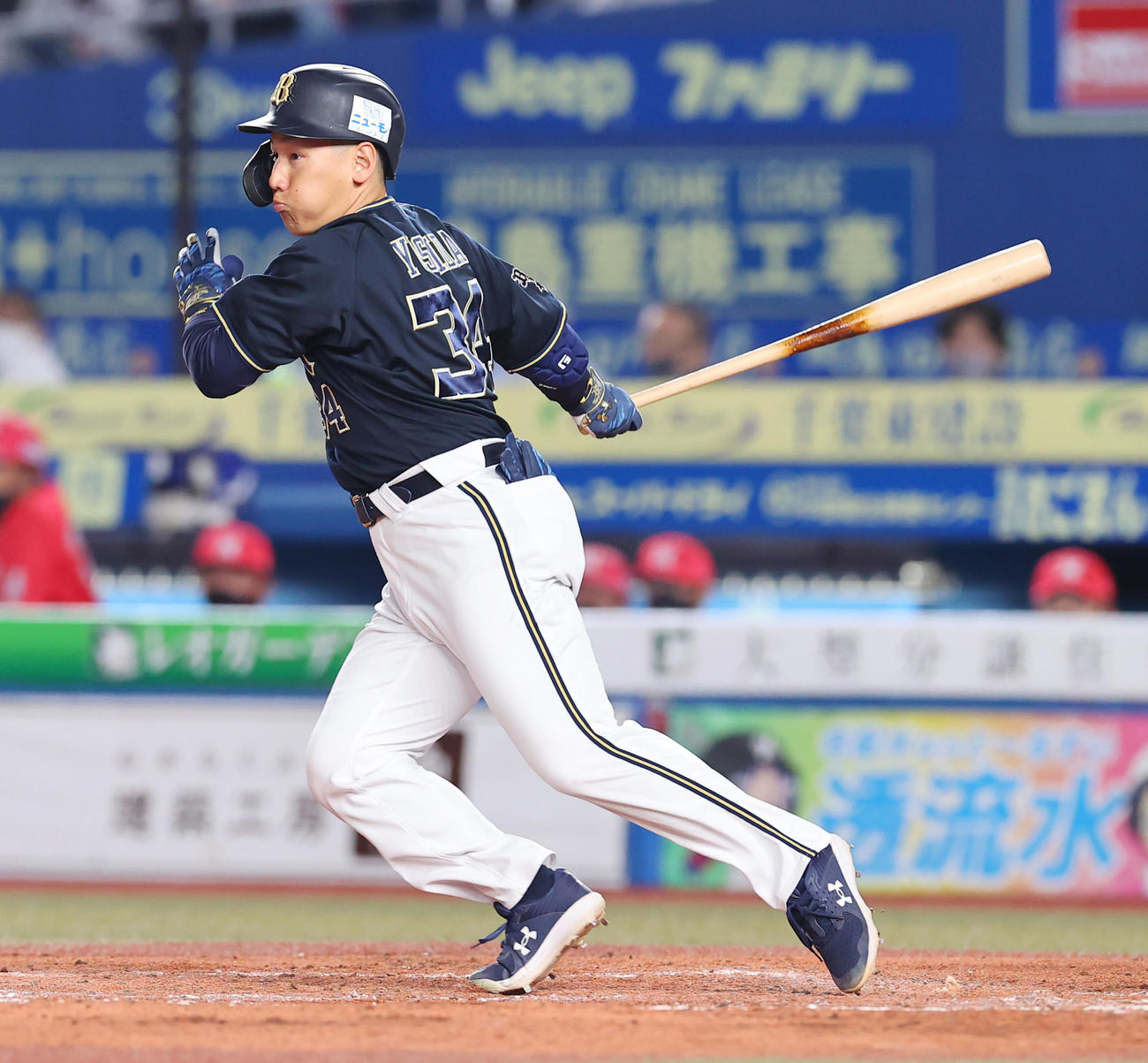 ロッテ対オリックス　4回表オリックス無死、左前打を放つ吉田正（撮影・垰建太）