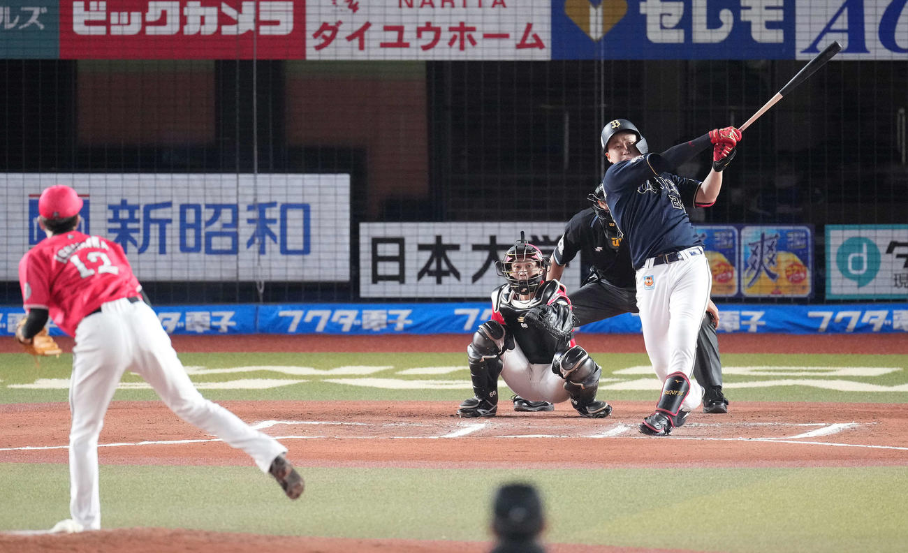 ロッテ対オリックス　6回表オリックス2死、左越えソロ本塁打を放つ紅林。投手石川（撮影・鈴木みどり）