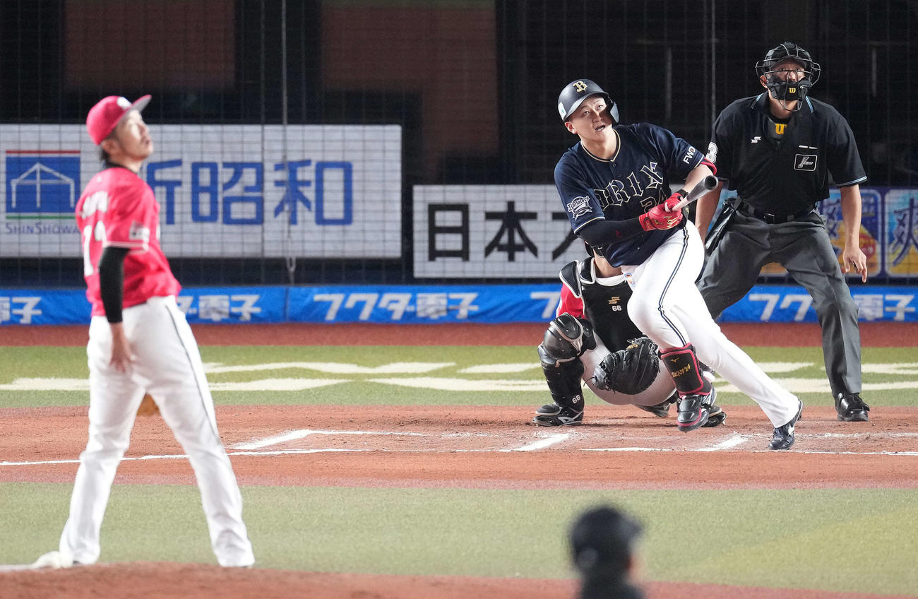 ロッテ対オリックス　6回表オリックス2死、左越えソロ本塁打を放つ紅林。投手石川（撮影・鈴木みどり）