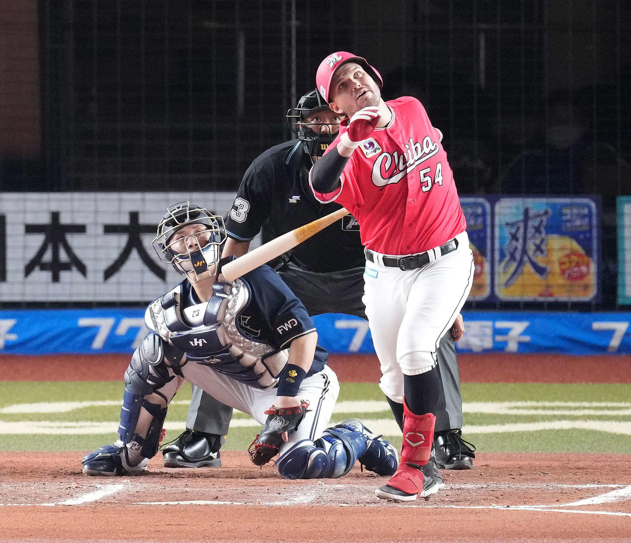 ロッテ対オリックス　6回裏ロッテ無死三塁、左犠飛を放つレアード。投手比嘉（撮影・鈴木みどり）