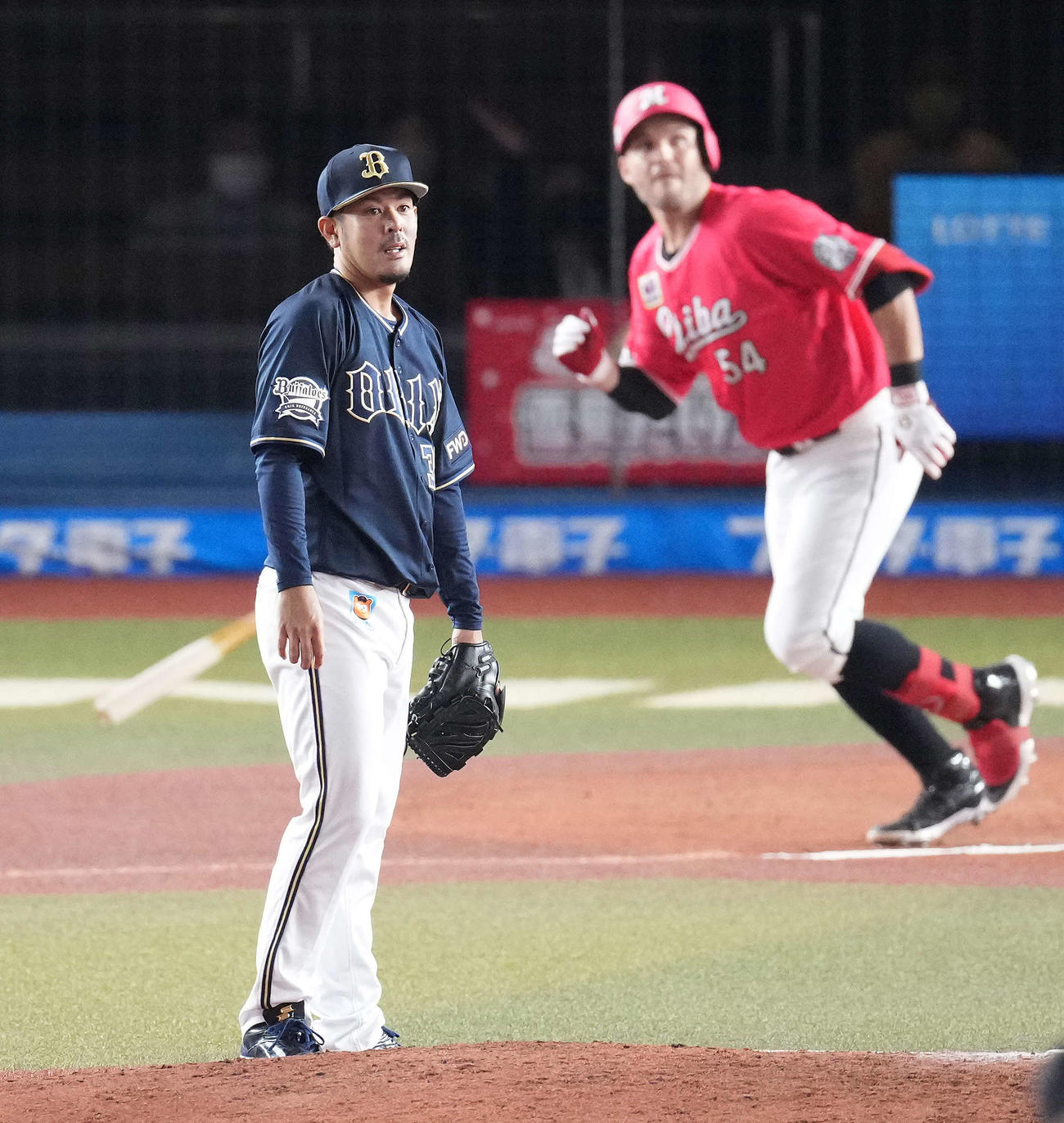 ロッテ対オリックス　6回裏ロッテ無死三塁、レアードに左犠飛を浴びる比嘉（撮影・鈴木みどり）