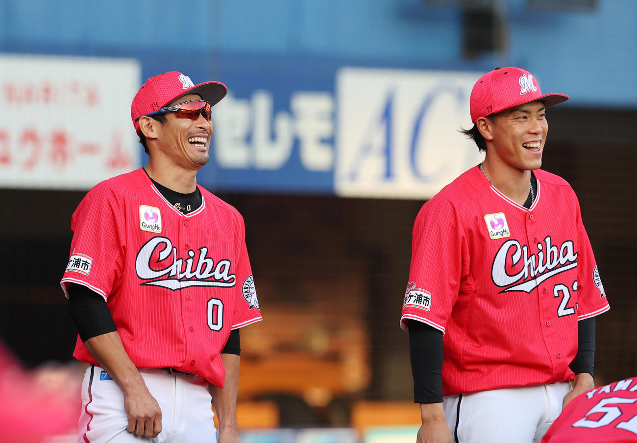 ロッテ対オリックス　試合前、ロッテ荻野（左）と三木はマーティンの番号「79」が入った帽子をかぶりウオーミングアップに臨む（撮影・垰建太）