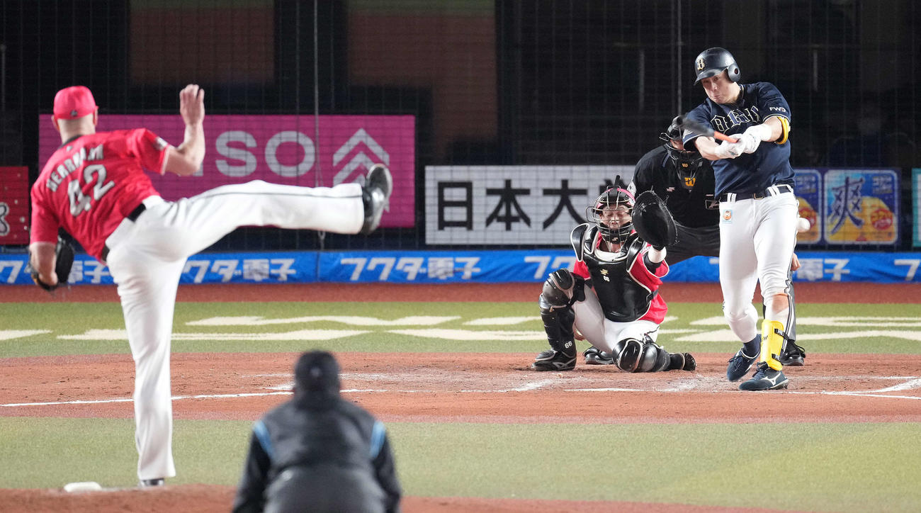 ロッテ対オリックス　7回表オリックス2死一塁、左二塁打を放つ杉本。投手ハーマン（撮影・鈴木みどり）