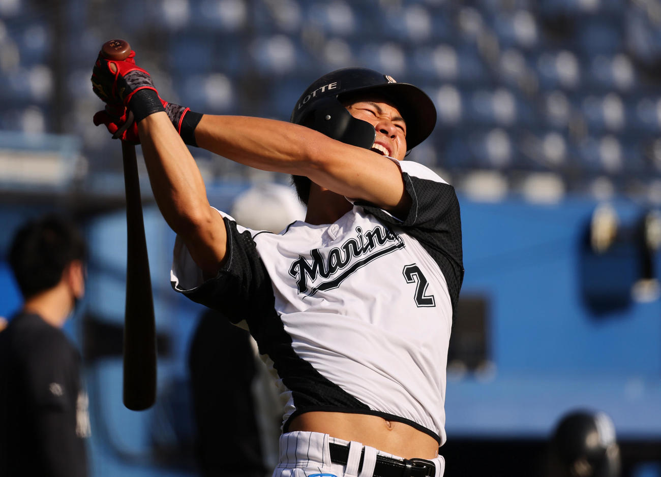 ロッテ対オリックス　試合前、ロングティーで汗を流すロッテ藤原（撮影・垰建太）