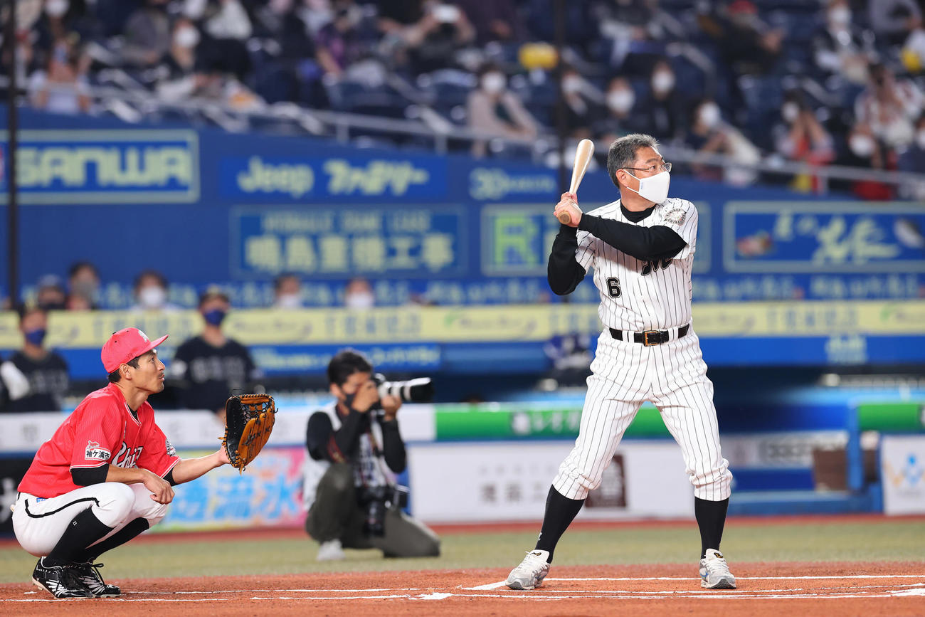 ロッテ対オリックス　試合前、始球式で打席に立つ初芝清氏（撮影・垰建太）