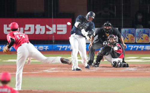 ロッテ対オリックス 4回表オリックス2死一、三塁、右越えにプロ通算200号本塁打となる3点本塁打を放つT-岡田。投手石川(撮影・鈴木みどり)