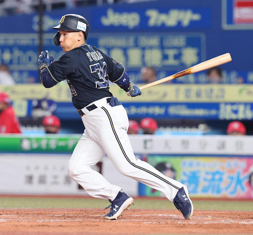 ロッテ対オリックス 4回表オリックス無死、左前打を放つ吉田正(撮影・垰建太)