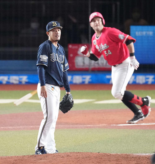 ロッテ対オリックス 6回裏ロッテ無死三塁、レアードに左犠飛を浴びる比嘉(撮影・鈴木みどり)