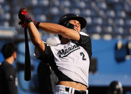 ロッテ対オリックス 試合前、ロングティーで汗を流すロッテ藤原(撮影・垰建太)