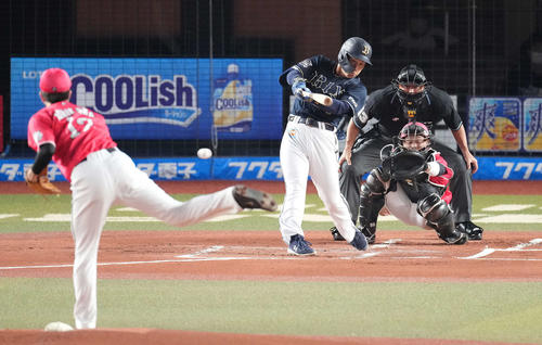 ロッテ対オリックス 1回表オリックス2死、一ゴロに倒れる吉田正。投手石川(撮影・鈴木みどり)