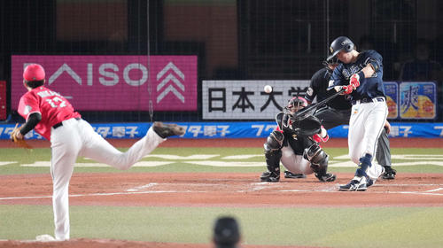 ロッテ対オリックス 3回表オリックス1死、中二塁打を放つ伏見。投手石川(撮影・鈴木みどり)