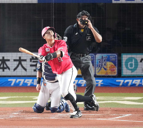 ロッテ対オリックス 3回裏ロッテ無死、先制の左越えソロ本塁打を放つ山口。投手山崎福(撮影・鈴木みどり)