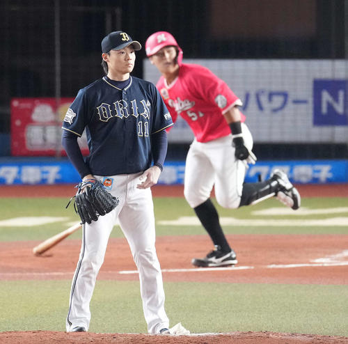 ロッテ対オリックス 3回裏ロッテ無死、山口に先制の左越えソロ本塁打を浴びる山崎福(撮影・鈴木みどり)