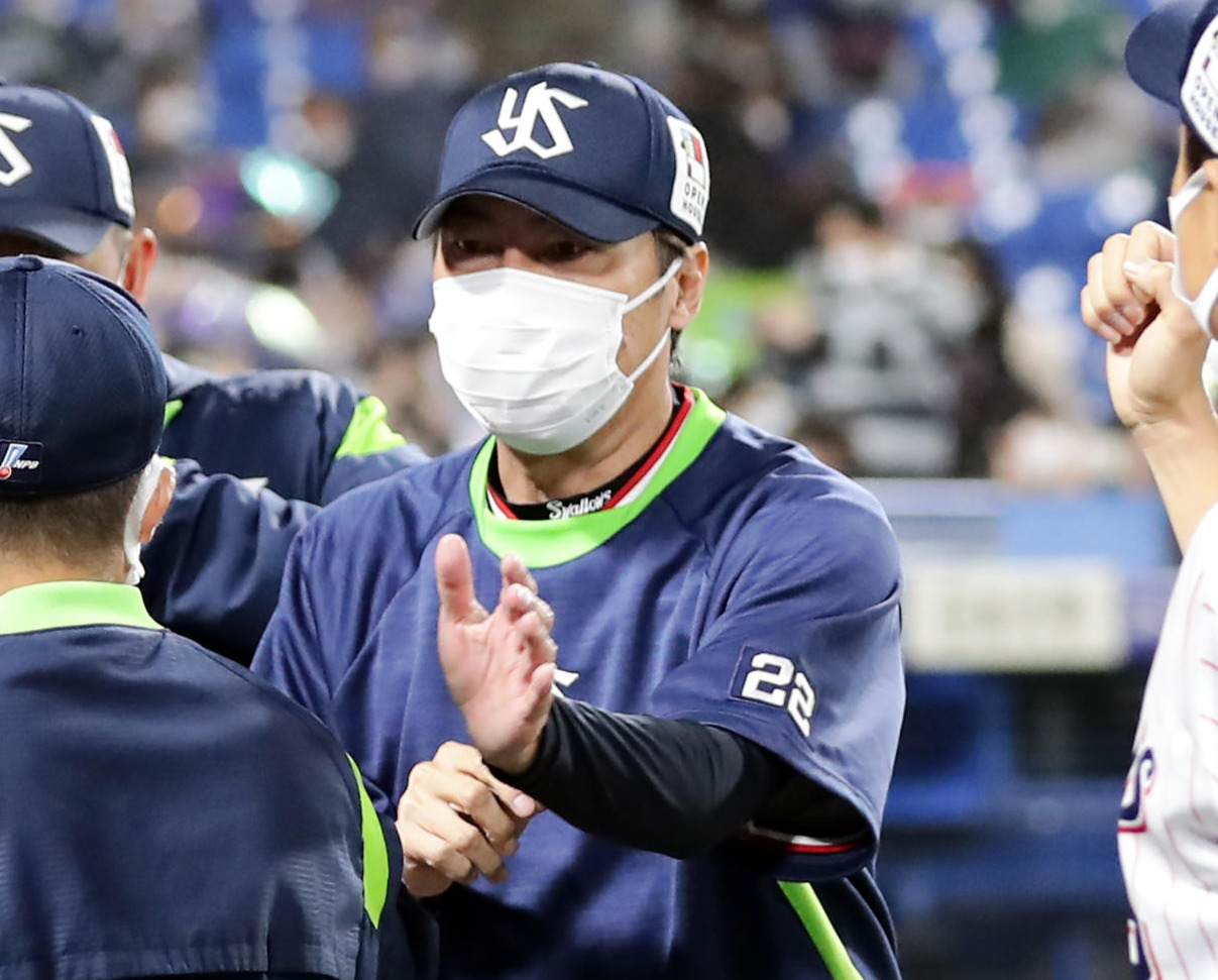 21年9月26日、ヤクルト対中日　16－0の大勝で、ナインを迎える高津監督