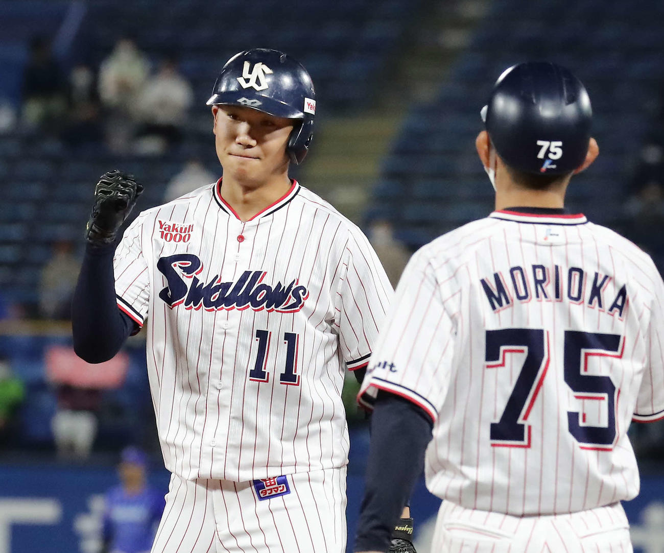ヤクルト対DeNA 5回裏ヤクルト1死一、二塁、奥川は左前安打を放って塁上でガッツポーズ（撮影・丹羽敏通）