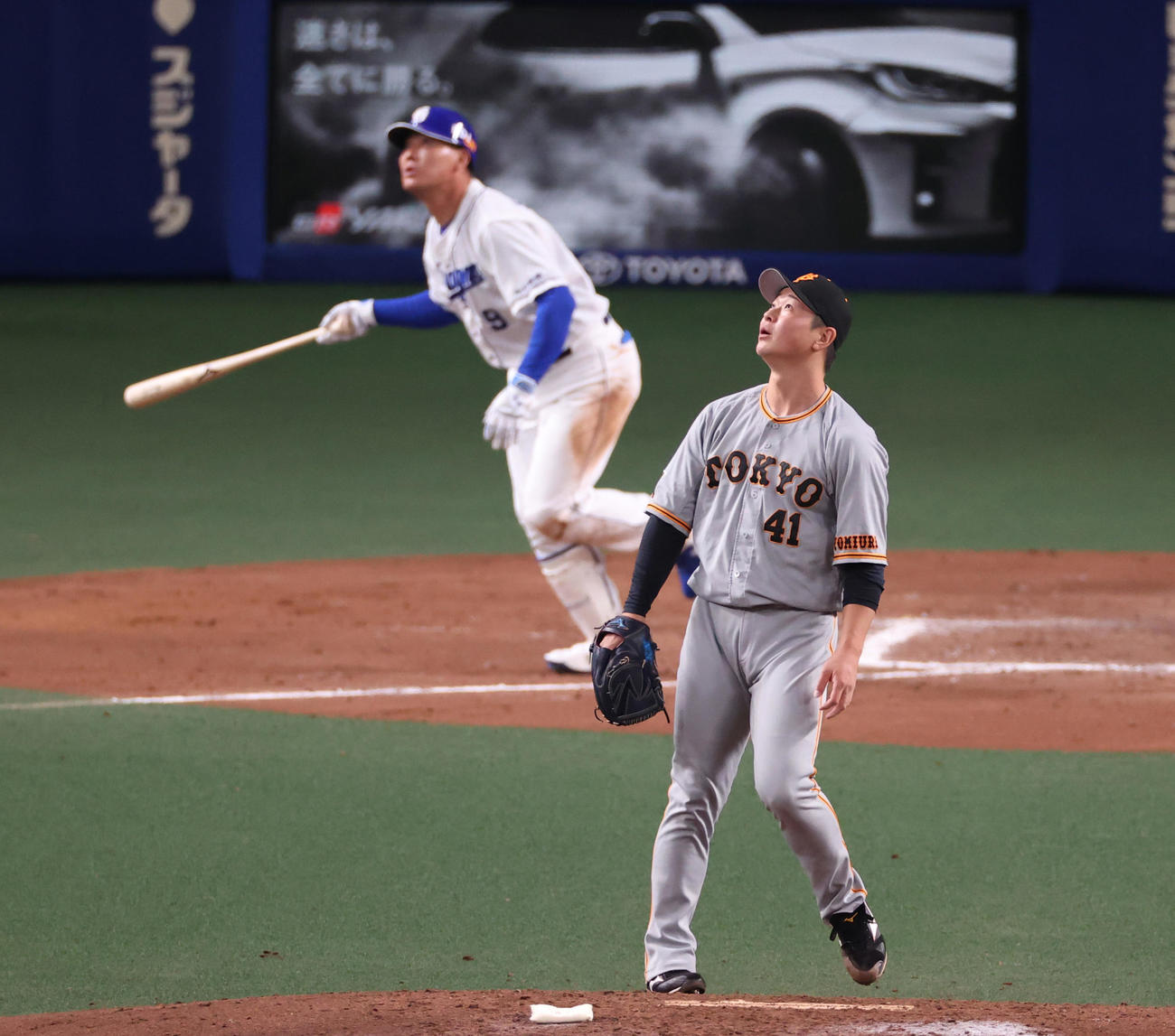 中日対巨人　8回裏中日1死一塁、中川は福留に右越え勝ち越し2点本塁打を浴びる（撮影・清水貴仁）