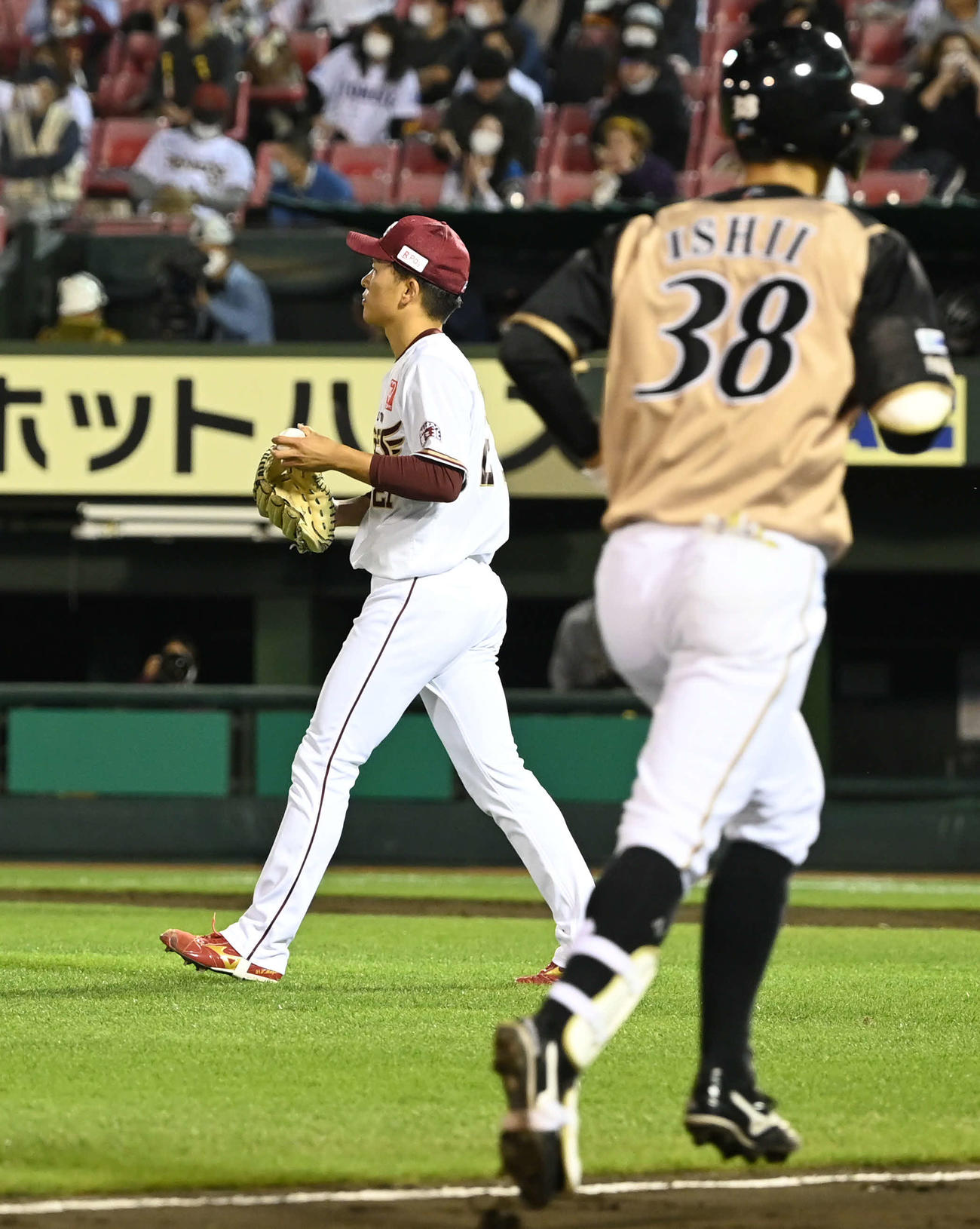 楽天対日本ハム　5回表日本ハム1死二塁、石井（手前）に2点本塁打を許した早川（撮影・山崎安昭）
