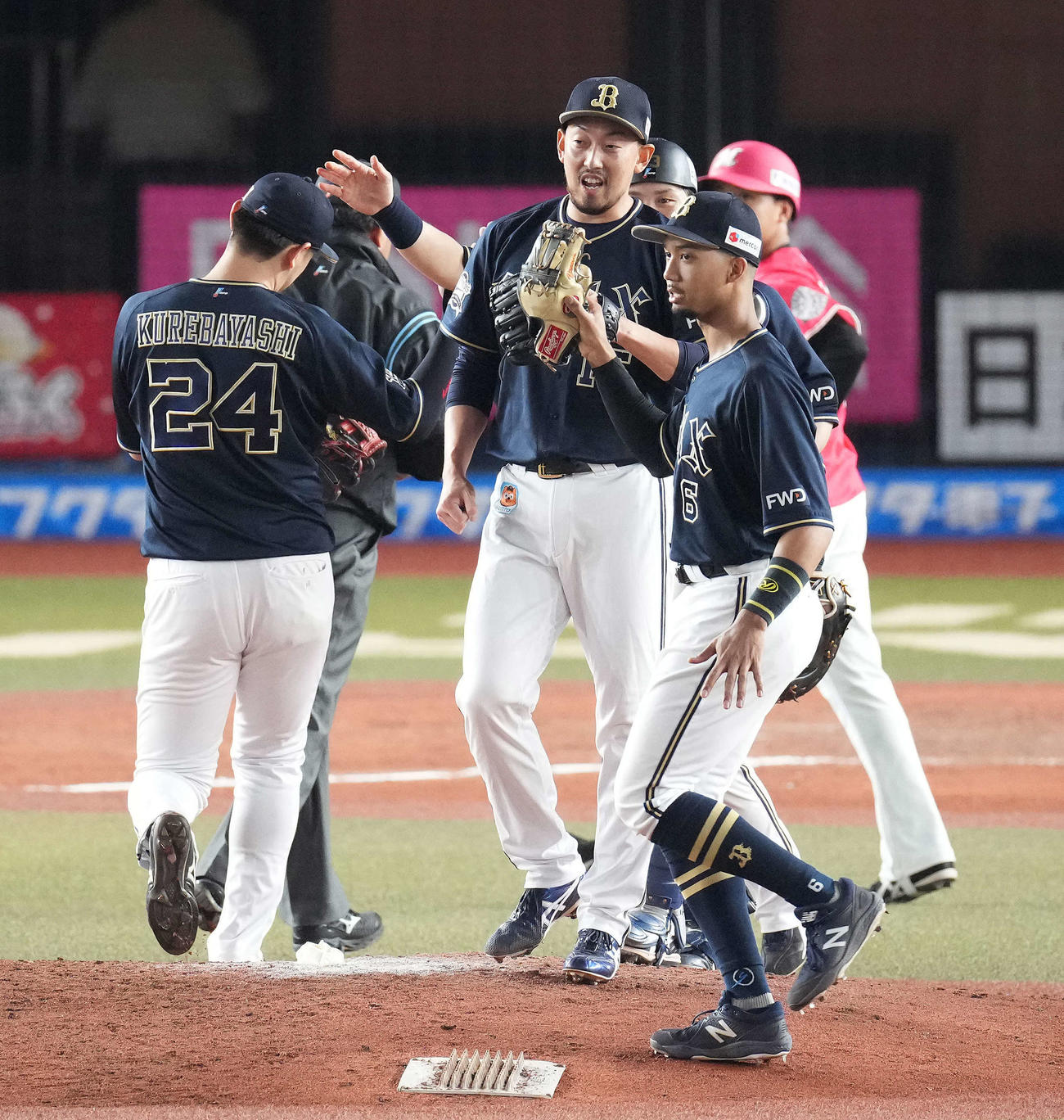 ロッテ対オリックス　ロッテに勝利しタッチを交わす平野佳（中央）らオリックスナイン（撮影・鈴木みどり）