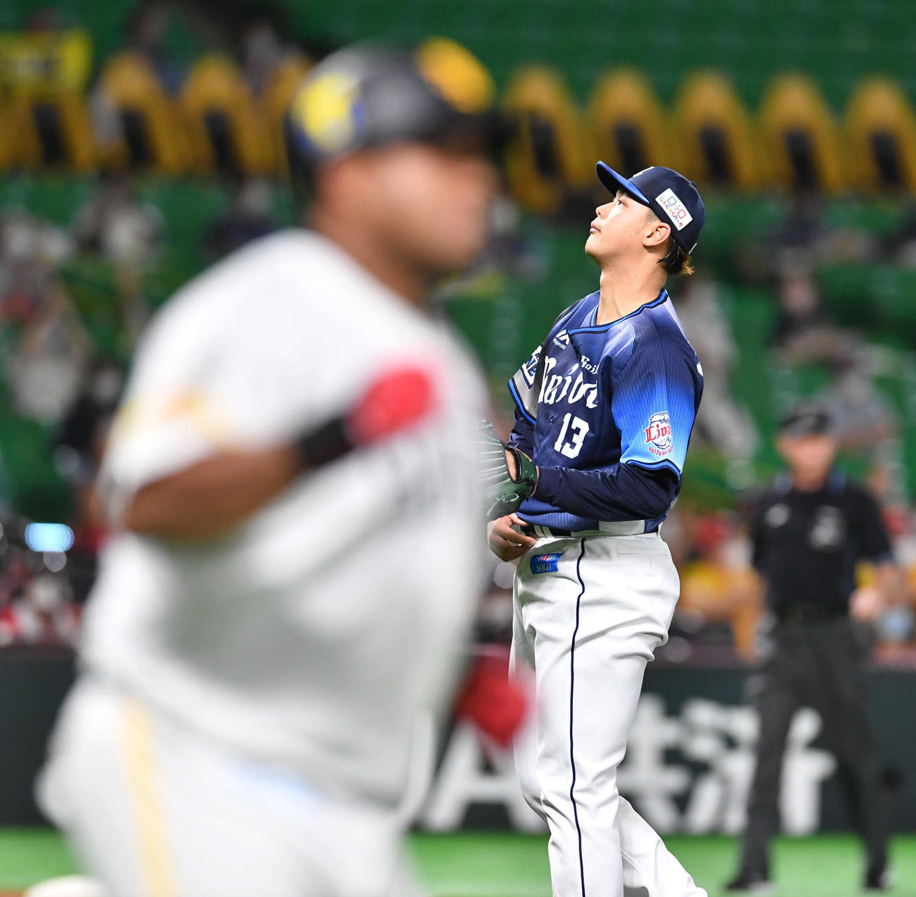 ソフトバンク対西武　2回裏ソフトバンク無死一塁、デスパイネ（左）に先制の中越え2点本塁打を打たれ、肩を落とす高橋（撮影・岩下翔太）