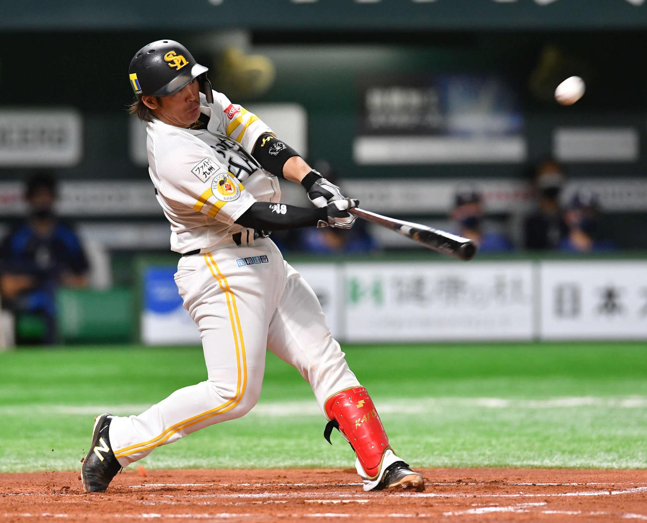 ソフトバンク対西武　2回裏ソフトバンク2死一塁、甲斐は左中間に2点本塁打を放つ（撮影・岩下翔太）