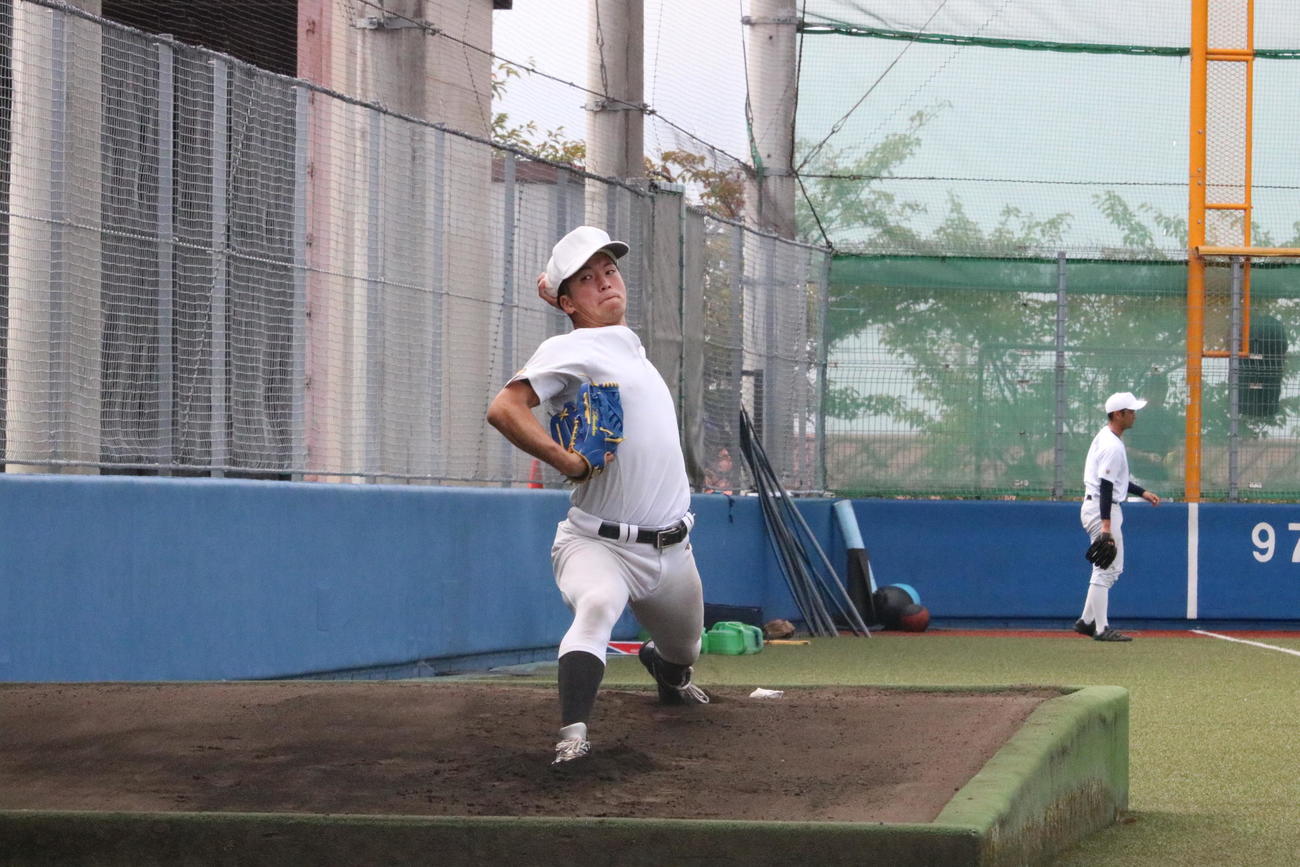 関学大の黒原拓未投手はブルペン投球を行う（撮影・林亮佑）
