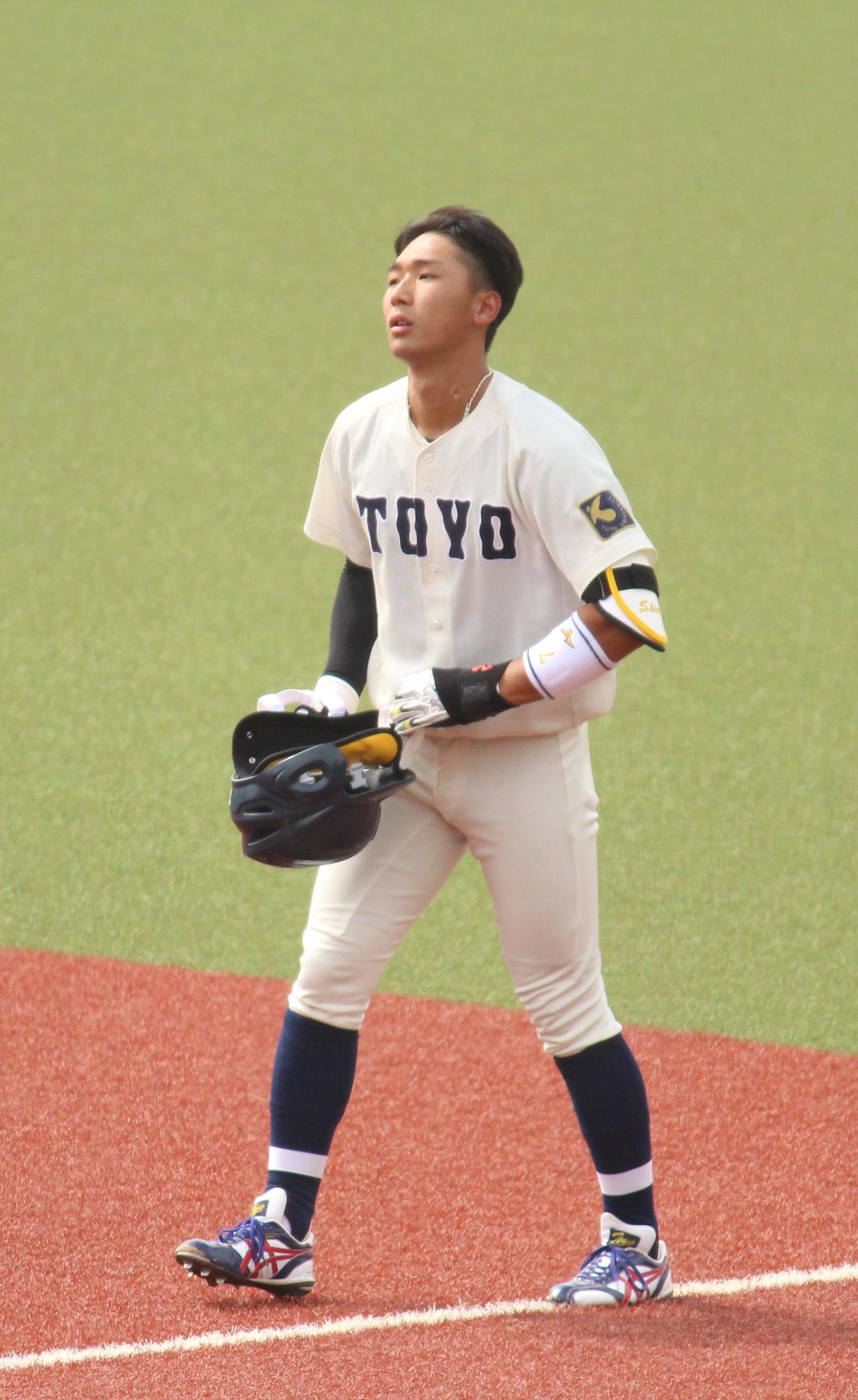 東洋大対拓大　6回表東洋大1死一塁、二ゴロで併殺に終わり、悔しそうな表情の木村（撮影・保坂恭子）