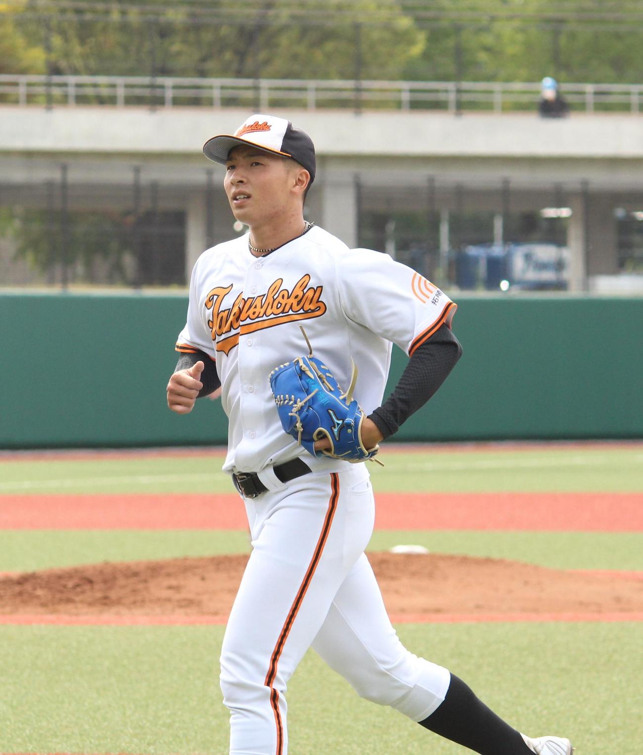 東洋大対拓大　2回表東洋大1死三塁を無失点に抑え、ベンチに戻る拓大・川船（撮影・保坂恭子）