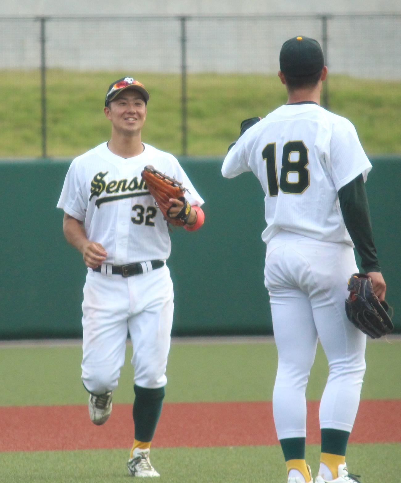 専大対東農大　試合後、笑顔でチームメートに駆け寄る専大・南保（左）（撮影・保坂恭子）