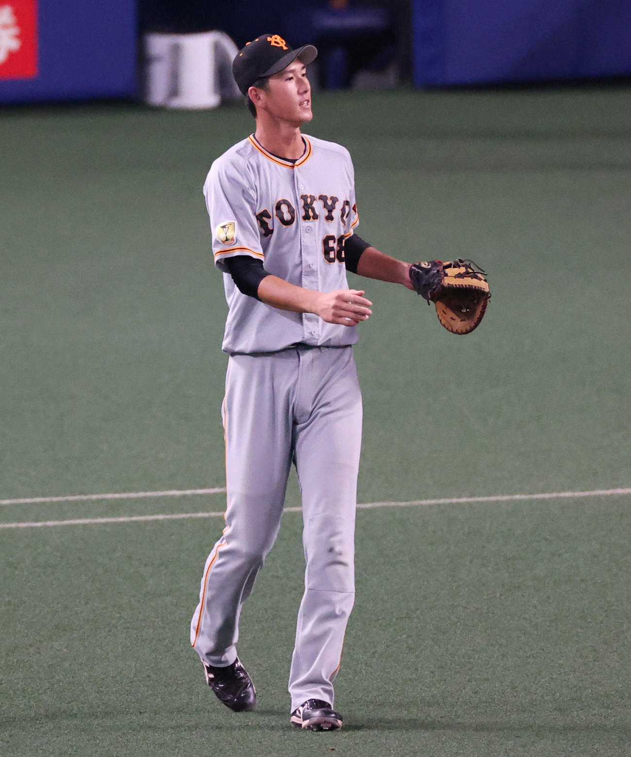 中日対巨人　シートノックを行う巨人秋広（撮影・清水貴仁）